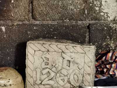 ...mentre ai piedi del forno giace una pietra con incisa in caratteri gotici quella che a detta di molti sarebbe la data di fondazione dell�attivit�: il 1260